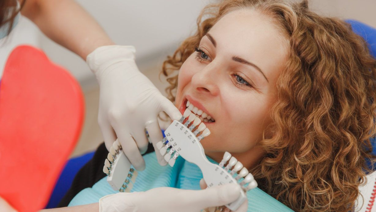 Las manchas dentales suelen eliminarse con una higiene dental profesional o un blanqueamiento dental